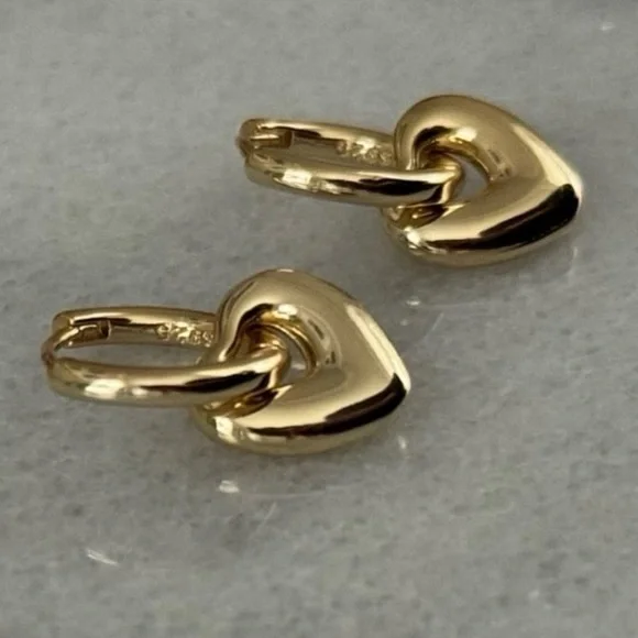 COPY - COPY - Gold Bubble Heart Charm Dangle Huggie Hoop Earrings

Brand New - Picture 3 of 5